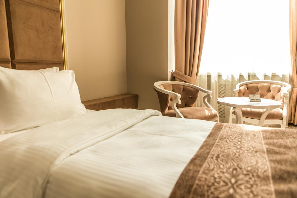 Grand Sapphire Hotel Almaty Extérieur photo